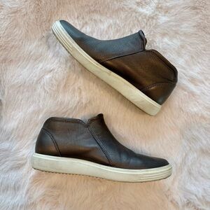 Ecco Soft Low Side Zip Booties in Metallic Bronze Leather